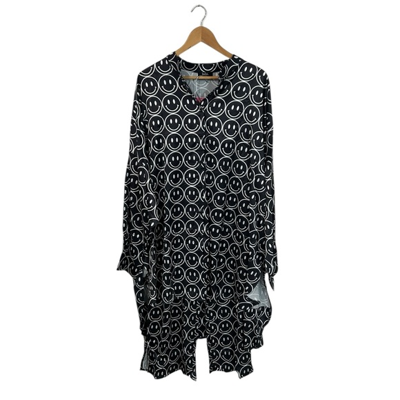 Dressed in Lala Satin Playsuit Set Black & White
Smiley Face Print size medium - Picture 3 of 16